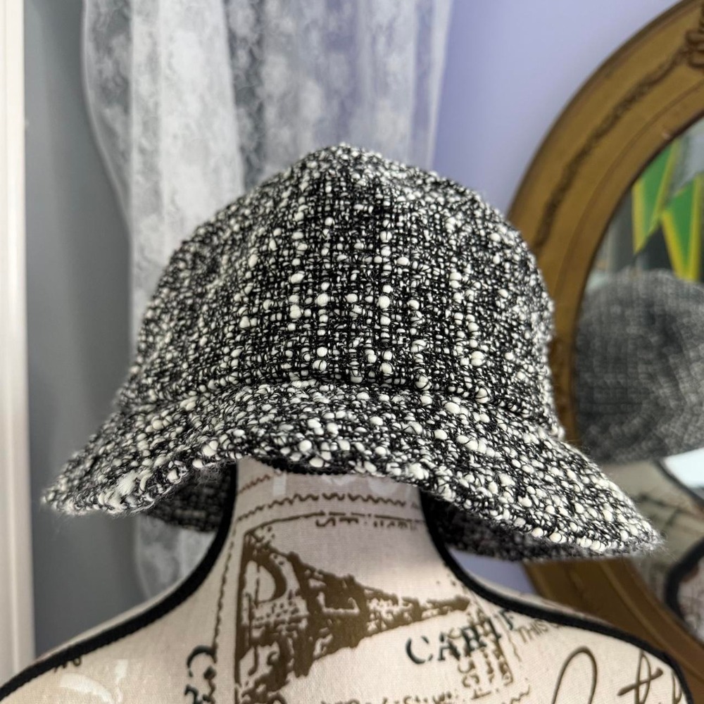 Liz Claiborne black & white speckled tweed bucket hat